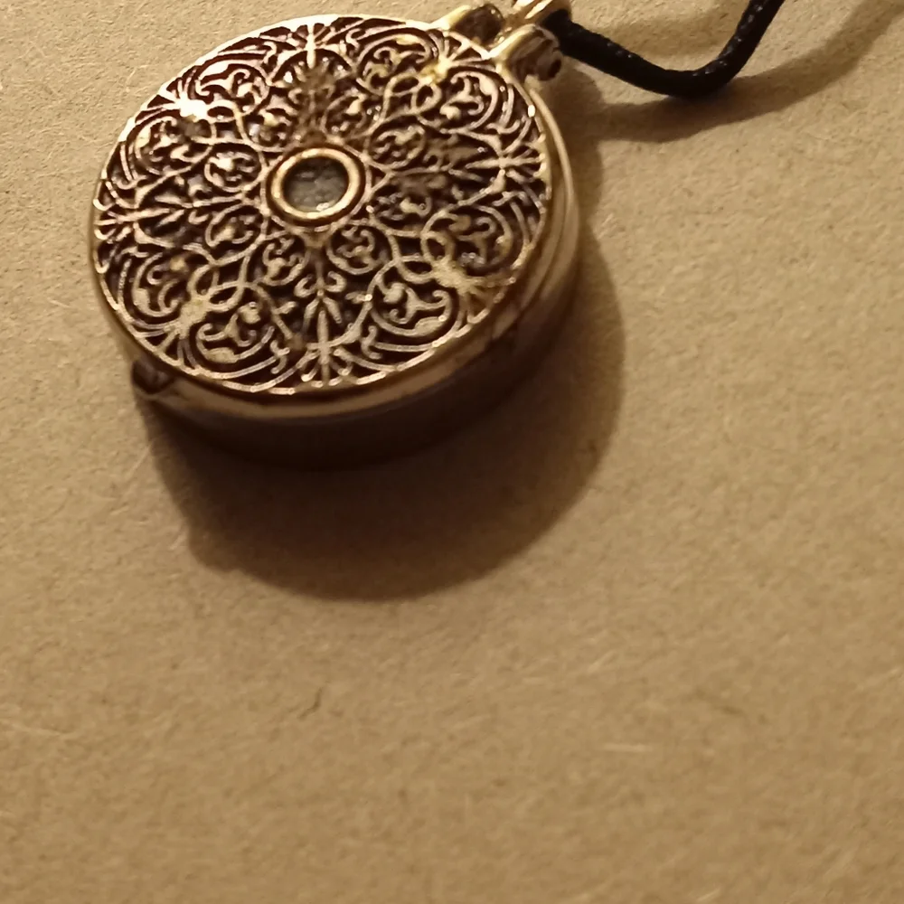 Compass He Leads Me Psalm 23:2 Vintage Necklace - Picture 12 of 14